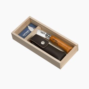 Opinel No.08 Carbon zsebkés – klasszikus szénacél, bicska, bükk, bőr tokkal, díszdobozban