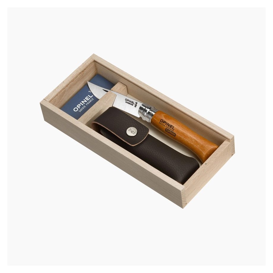 Opinel No.08 Carbon zsebkés – klasszikus szénacél, bicska, bükk, bőr tokkal, díszdobozban